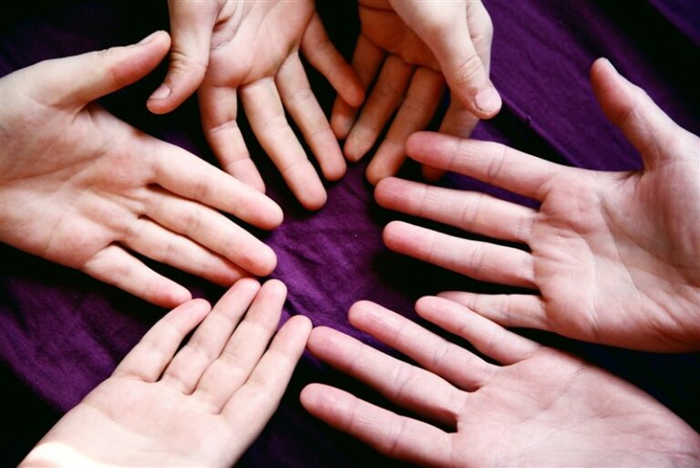 what does the adage many hands make light work mean responses